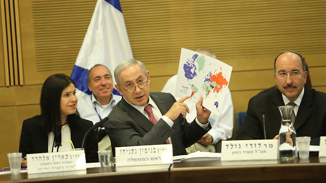 Netanyahu at committee meeting, flanked by the chairwoman and MFA DG Dore Gold (Photo: Gil Yohanan) (Photo: Gil Yohanan)
