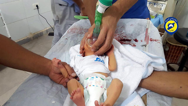 Baby affected by the chlorine gas attack in Idlib province (Photo: EPA)