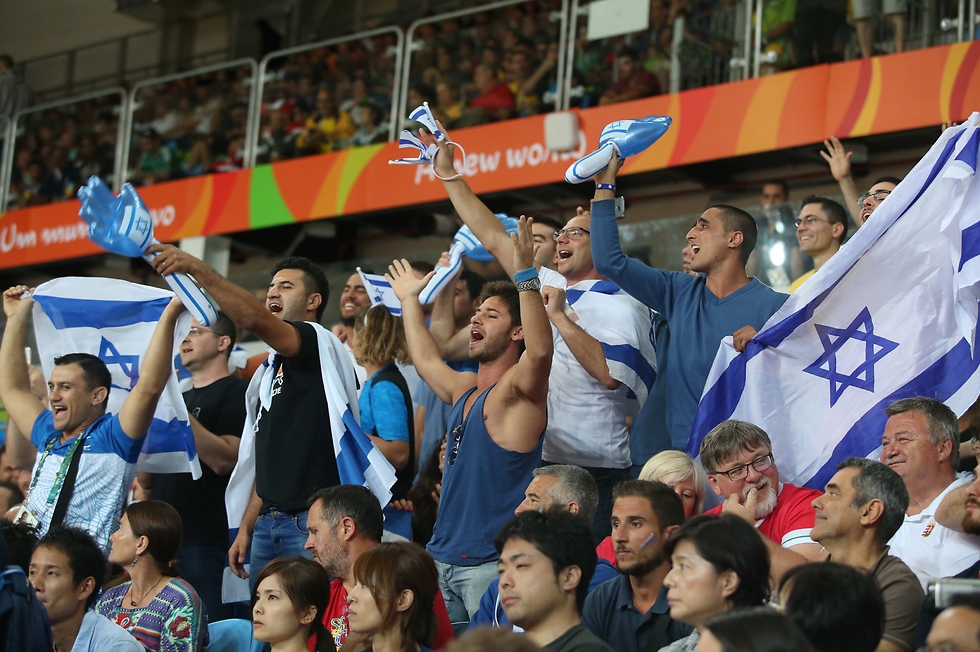 Israeli fans cheer Sagi Muki (Photo: Oren Aharoni)