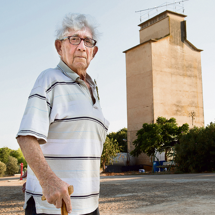 Avraham Jakobson before silo in Ma'ayan Baruch (Photo: Effi Sharir)