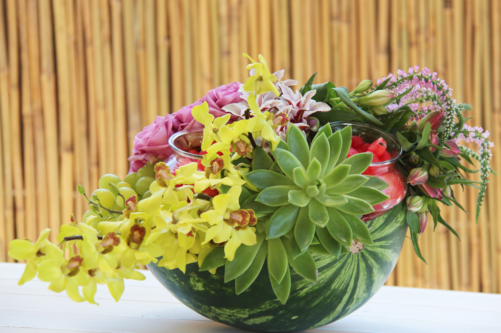  סידור פרחים ופירות מאבטיח בעיצובה של אורית הרץ (צילום: הילה מיוחס וינברגר)
