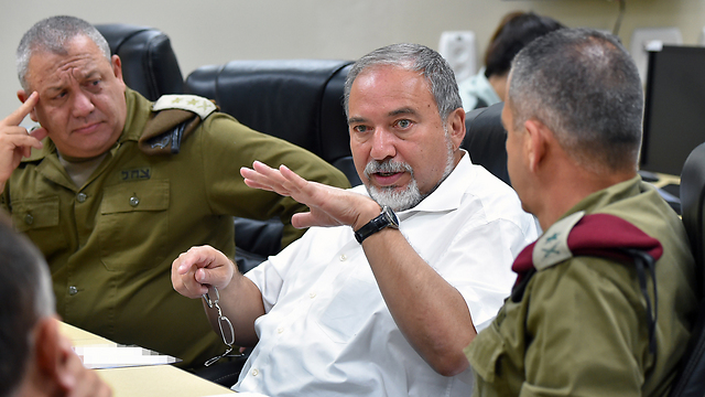 Defense Minister Lieberman, center, meets with IDF Chief of Staff Eisenkot (L) and other senior officials at the Northern Command headquarters (Photo: Ariel Hermoni, Defense Ministry)