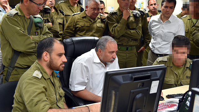 Avigdor Lieberman and Gadi Eisenkot (Photo: Ariel Harmoni, Defense Ministry)