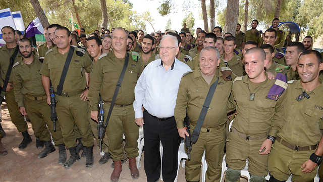 Rivlin and IDF chief Eisenkot meet with soldiers on the Gaza border (Photo: Mark Neiman, GPO)