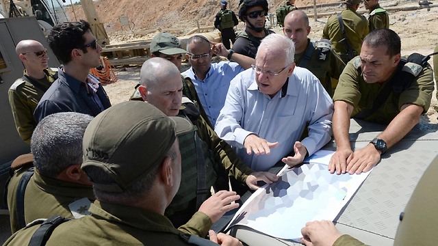 Rivlin being briefed by top IDF commanders on the Gaza border (Photo: Mark Neiman, GPO)