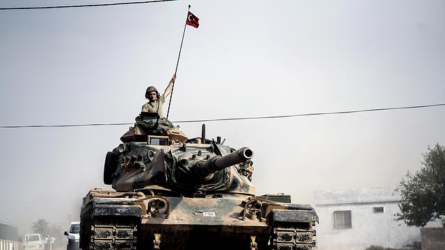 Turkish tank crossing into Syria (Photo: AP)