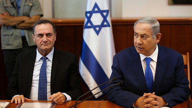 Yisrael Katz (L) and Benjamin Netanyahu (Photo: AFP)