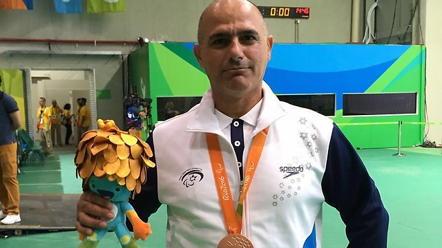Israeli Paralympian Doron Shaziri wins bronze in shooting