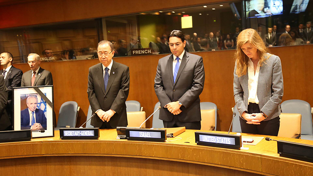 L-R: Ban Ki-moon, Danny Danon & Samantha Power stand in silent commemoration alongside a portrait of Shimon Peres