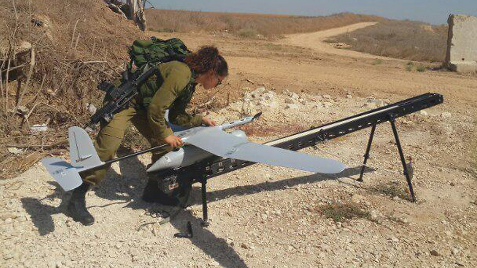 Sgt. Ariella Lock launching a Skylark drone (Photo: Yoav Zitun)