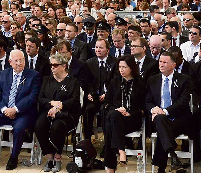 Yair Netanyahu (partially obscured, two behind Reuven Rivlin in blue suit) seated before IDF Chief of Staff Gadi Eisenkot (in beret) (Photo: Amos Ben Gershom, GPO)
