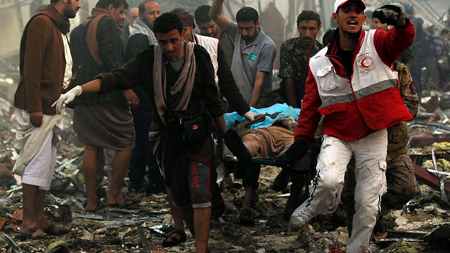 Evacuating the wounded from the funeral hall (Photo: AFP)