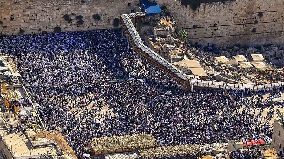Jews gather for the priestly blessings at the Kotel (Photo: Police Spokesperson's Unit) (Photo: Police Spokesperson's Unit)