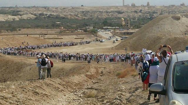 Thousands of women marching to Qasr al-Yahud on the border between Isral and Jordan (Photo: Women Wage Peace)