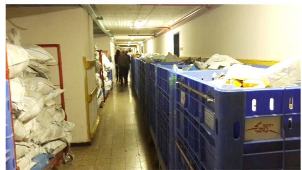 Deliveries congest corridors in Tel Aviv central sorting house (Photo: Office of the State Comprtoller)