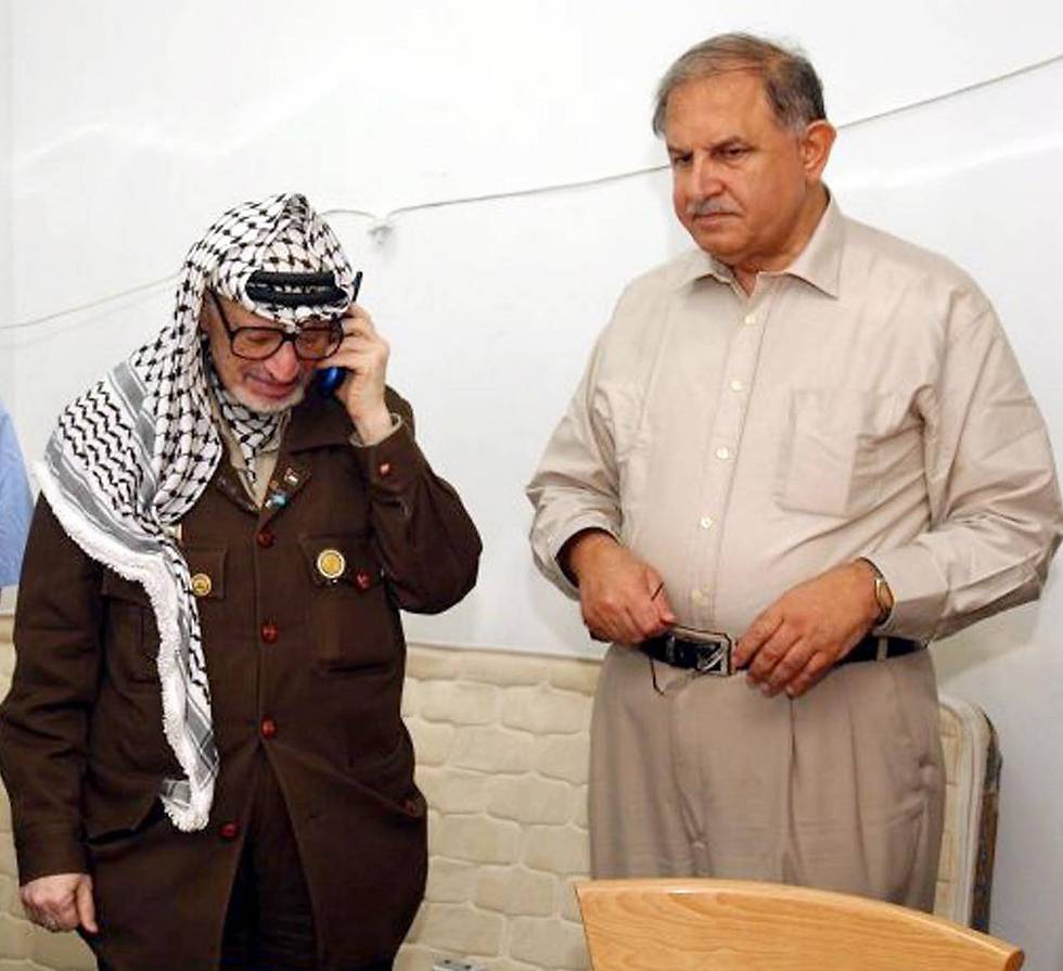 Yasser Arafat with close advisor Hani al-Hassan (Photo: AFP)