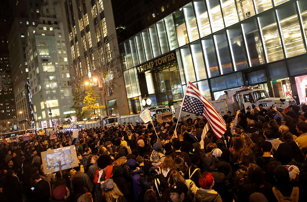 Сотни человек вышли на акцию протеста против Трампа в Нью-Йорке