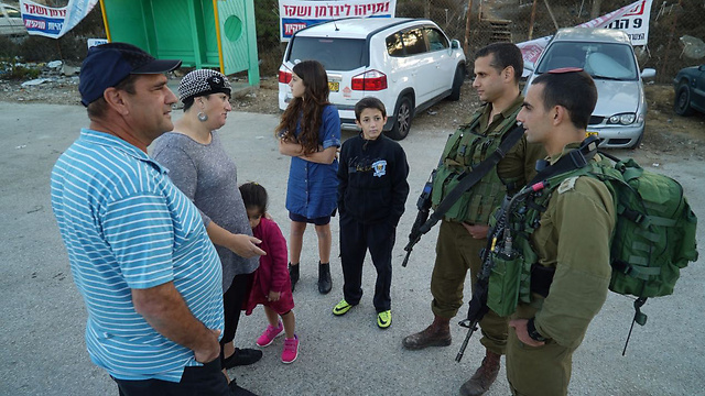 The Sofer family meets the soldiers (Photo: IDF Spokesperson)