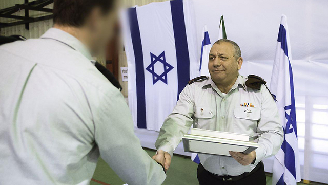 Eisenkot presenting the award at Wednesday's ceremony (Photo:IDF Spokesperson's Unit)