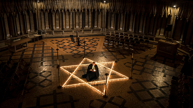 Candles lit in a British church to remember the Holocaust (Photo: AP)