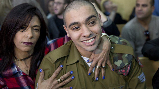Elor Azaria with his mother in court. It’s enough to take a look at the Facebook posts the family members wrote even before the Hebron incident (Photo: Moti Milrod, Haaretz)