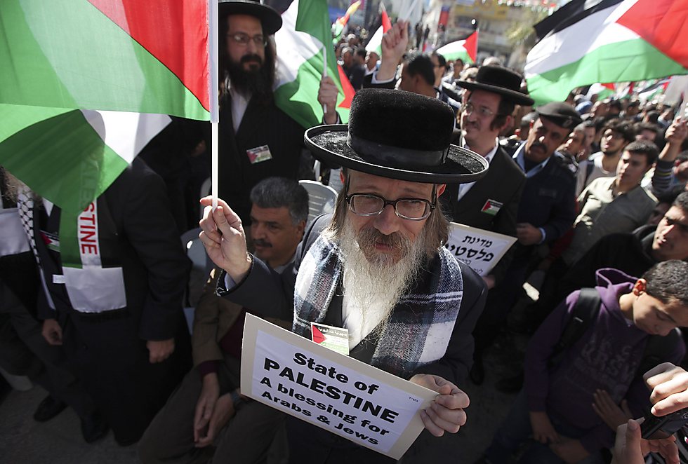 Neturei Karta in pro-Palestinian demonstration (Photo: EPA)
