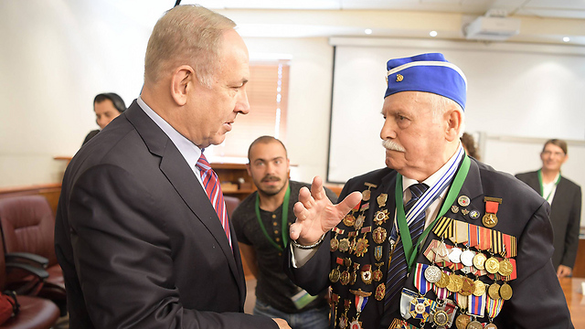 Netanyahu converses with Holocaust survivor Max Privler (Photo: Amos Ben Gershom/GPO)
