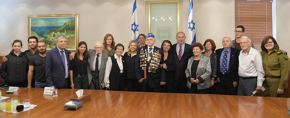 The Netanyahus pose with the torch lighters and some of their family members (Photo: Amos Ben Gershom/GPO)