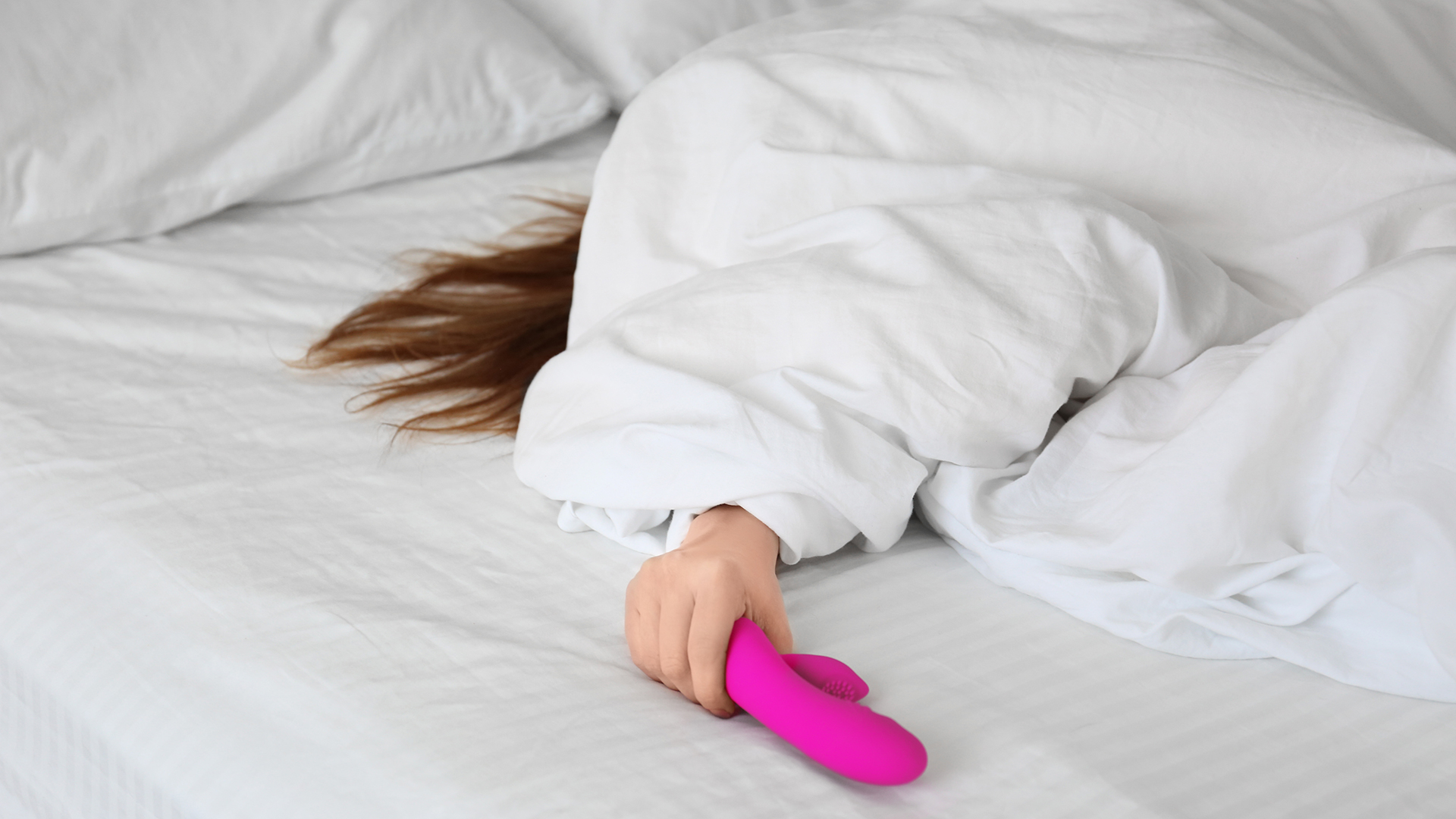 Подаренная секс машина пригодилась для домашней мастурбации в постели