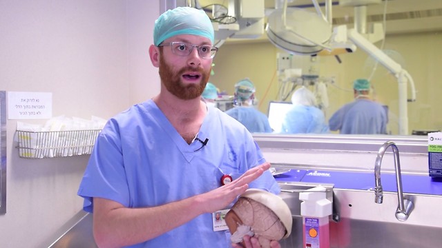 Лікар Джон Уайстон з видрукованим на принтері черепом Лікар Джон Уайстон з видрукованим на принтері черепом