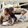 אפריל 2003: ילדים עירקים ליד טנק בריטי בעיר בצרה אפריל 2003: ילדים עירקים ליד טנק בריטי בעיר בצרה