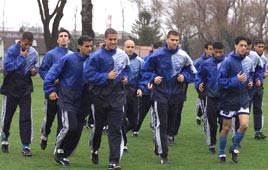 הנבחרת באימון. לבעוט לשער