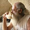 Adventure. איש נחמד שותה חלב, רק בכבלים