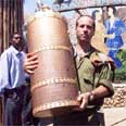 ספר התורה הועברו למטוס. המלון במומבסה