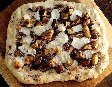 פיצה עם חצילים וגבינה מלוחה.  16 ₪ 