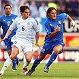 כובש השער הראשון, טוטי (מימין), מול ולקארי הפיני