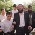 דרעי עוזב את בית המשפט בזרועות אוהדיו