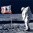 כמה רגעים אחרי הצעד המפורסם. ניל ארמסטרונג