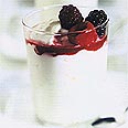 יוגורט עם תותי יער. אפשר גם גבינה לבנה