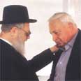 הרב מחזק את אריאל שרון