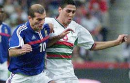 זידאן מול מנסורי, בזמן שעוד שיחקו כדורגל ב`סטאד דה פראנס`