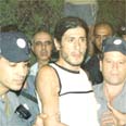 סוף המעשה: ישראל מובל לניידת המשטרה