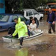מחלצים את התושבים על גבי סירות גומי