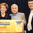 בכירי בנק לאומי בעת השקת לאומי ויזה