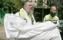 הוצאת גופות הילדים