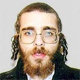 נורה בפתח ביתו. משה יצחק נאה