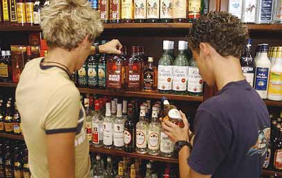 Магазин по продаже алкоголя в Израиле. Фото: Гади Кабало