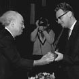 קישון מקבל את פרס כינור דוד על כתיבתו, 1964 קישון מקבל את פרס כינור דוד על כתיבתו, 1964