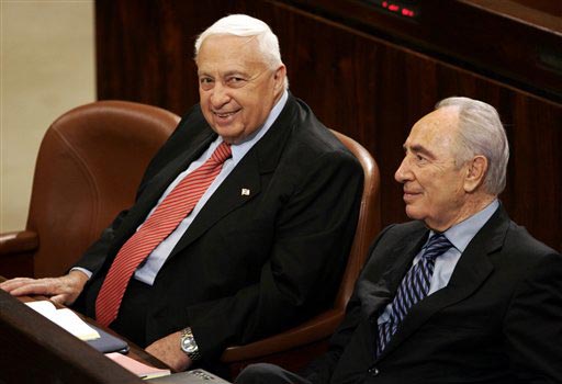 Prime minister Sharon with Shimon Peres during a vote on the  Disengagement Plan Implementation Law (Photo: AP)