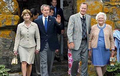 שני נשיאים בתמונה אחת. ג'ורג' בוש האב וג'ורג בוש הבן (צילום: איי פי) (צילום: איי פי)